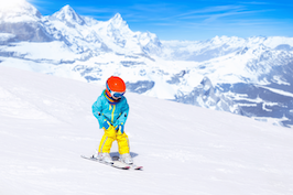 Kind lernt Skifahren